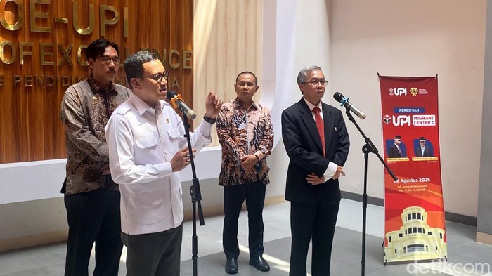 Menteri P2MI Abdul Kadir Karding resmikan Migrant Center di UPI Bandung.