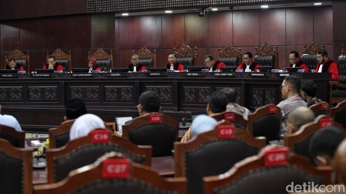 MK Gelar Sidang Putusan Wamen Rangkap Komisaris Sembilan hakim konstitusi membacakan putusan secara bergantian sejumlah gugatan uji materil dan uji formil salah satunya terkait rangkap jabatan wakil menteri (wamen) sebagi komisaris perusahaan di Mahkamah Konstitusi di Gedung MK, Jakarta, Kamis (28/8/2025).