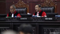 Gugatan Viktor telah teregistrasi di MK dengan nomor perkara 128/PUU-XXIII/2025. Ia menggugat Pasal 23 UU Nomor 39 Tahun 2008 tentang Kementerian Negara yang dinilai hanya mengatur larangan rangkap jabatan bagi menteri.  