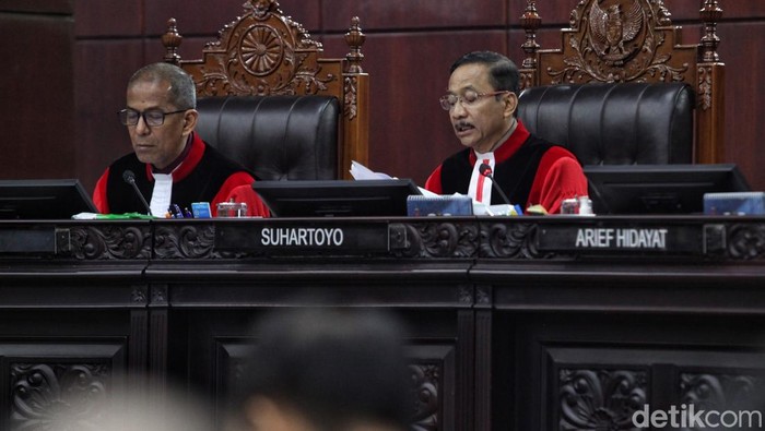Sembilan hakim konstitusi membacakan putusan secara bergantian sejumlah gugatan uji materil dan uji formil salah satunya terkait rangkap jabatan wakil menteri (wamen) sebagi komisaris perusahaan di Mahkamah Konstitusi di Gedung MK, Jakarta, Kamis (28/8/2025).