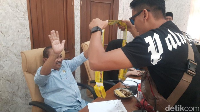Momen warga saat mendatangi salah satu anggota Pansus Hak Angket DPRD Pati diberikan obat masuk angin, Kamis (28/8/2025).