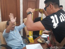 Warga Kalungi Anggota Pansus Pemakzulan Bupati Pati Pakai Obat Masuk Angin