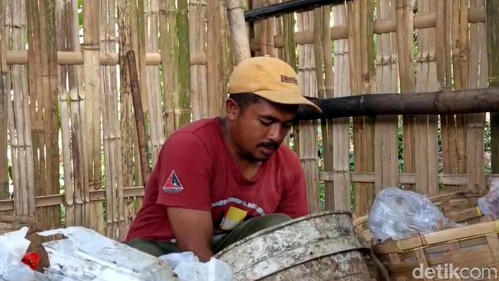 Muhammad Nashir alih profesi dari guru menjadi pengelola sampah