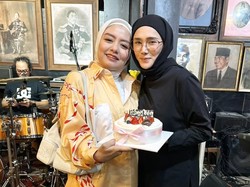 Gaya Mulan Istri Ahmad Dhani Dapat Kejutan Ultah, Tampil Natural Serba Hitam