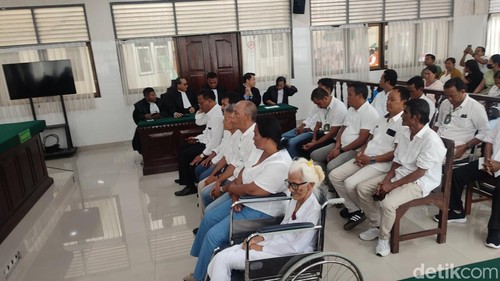 Nenek Reja (berkursi roda) dan para terdakwa pemalsuan silsilah mendengarkan vonis hakim di PN Denpasar, Kamis (28/8/2025).