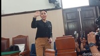 Ia melambaikan tangan ke arah sahabat yang datang hari ini. Foto: Ahsan/detikhot