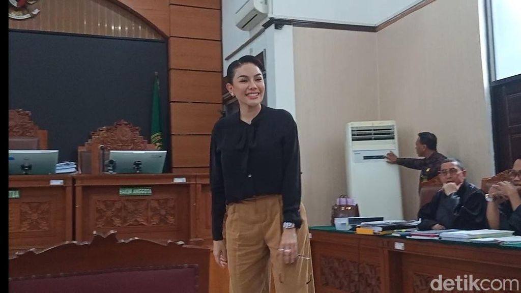 Rambut Cepol Nikita Mirzani di Sidang Melawan Reza Gladys