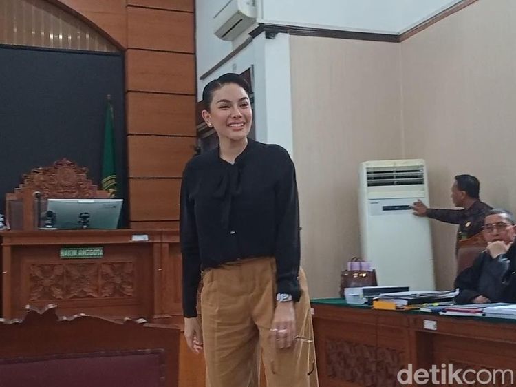 Rambut Cepol Nikita Mirzani di Sidang Melawan Reza Gladys