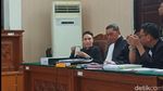 Rambut Cepol Nikita Mirzani di Sidang Melawan Reza Gladys