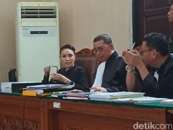 Nikita Mirzani Emosional Pertahankan Argumen dan Bantah Lakukan Pengancaman