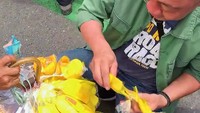 Nyak Kopsah juga membeli dagangan dari pedagang makanan asongan. Irisan mangga muda yang dibeli oleh Nyak Kopsah dan dibagikan ke pendemo di sekitarnya. Foto: Instagram/@nyak_kopsah