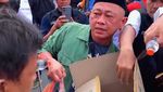 Aksi Nyak Kopsah Berbagi Air Mineral dan Camilan Saat Demo di DPR