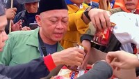Pemilik usaha warung makan itu langsung diserbu ketika membuka camilan ringan itu. Di antaranya ada menu wafer cokelat, mie kremes, dan lainnya. Foto: Instagram/@nyak_kopsah