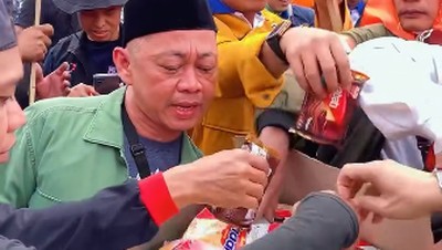 Aksi Nyak Kopsah Berbagi Air Mineral dan Camilan Saat Demo di DPR