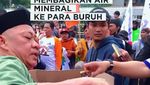Aksi Nyak Kopsah Berbagi Air Mineral dan Camilan Saat Demo di DPR