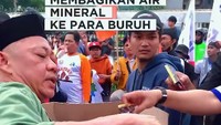 Ini momen Nyak Kopsah membagikan air mineral dan es kopi untuk dinikmati para pendemo. Nyak Kopsah memberikannya secara gratis. Foto: Instagram/@nyak_kopsah