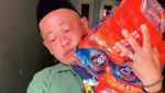 Aksi Nyak Kopsah Berbagi Air Mineral dan Camilan Saat Demo di DPR