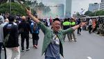 Aksi Nyak Kopsah Berbagi Air Mineral dan Camilan Saat Demo di DPR