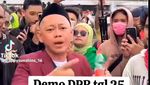 Aksi Nyak Kopsah Berbagi Air Mineral dan Camilan Saat Demo di DPR
