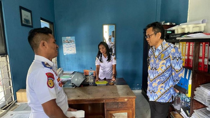 Kepala Ombudsman RI Perwakilan NTT, Darius Beda Daton, saat melakukan sidak di Dishub Kabupaten Kupang, NTT. (Dok. Ombudsman RI Perwakilan NTT).
