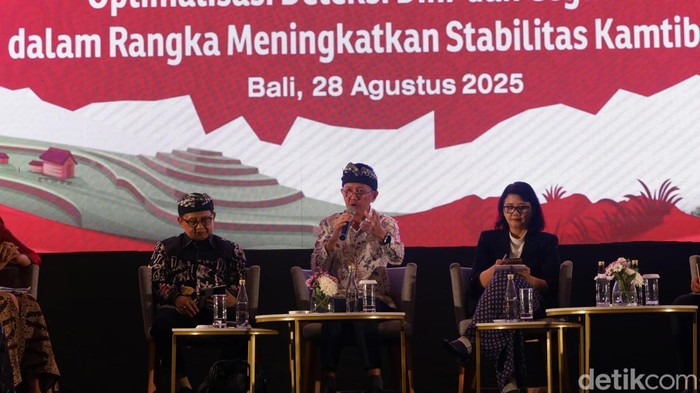Pakar Keamanan Siber dan Teknologi Informasi Vaksincom, Alfons Tanujaya dalam forum diskusi deteksi dini dalam rangka meningkatkan stabilitas dan kamtibmas di Kuta, Kabupaten Badung, Kamis (28/8/2025). (Aryo Mahendro/detikBali).
