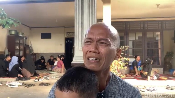 I Wayan Sastra Bagia selaku paman korban Made Vaniradya, saat ditemui di kediaman korban, Kamis (28/8/2025). (M. Zahiruddin/detikBali)