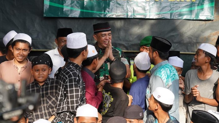 Pangdam V/Brawijaya Mayjen TNI Rudy Saladin, MA melakukan silaturahmi ke Ponpes Walisongo, Situbondo.