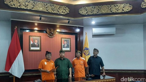 Pengurus Exco Partai Buruh Provinsi Bali saat menyampaikan aspirasinya melalui kegiatan audensi dengan Pemprov Bali pada Kamis (28/8/2025).