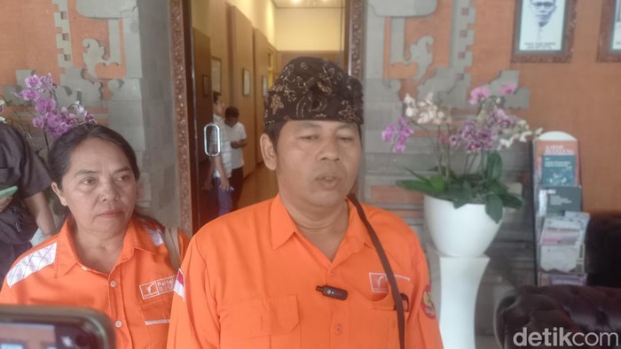 Partai Buruh Buleleng menyampaikan aspirasi ke pemerintah daerah, Kamis (28/8/2025). (Made Wijaya)