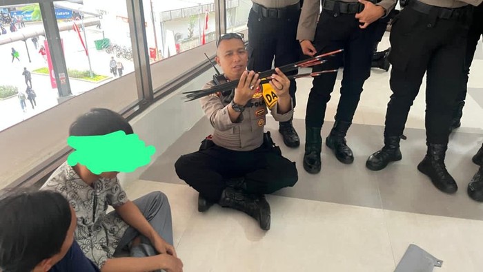 Pelajar hendak ikut demo bawa busur panah diamankan Polisi. (Dok. ist)