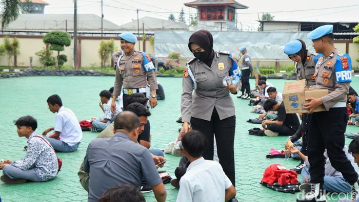 Pelajar SMK saat apel di Mapolres Karawang, usai diamankan hendak demo buruh ke Jakarta