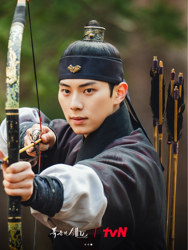 Lee Chae Min menyita atensi dengan pesonanya sebagai raja Joseon di drama Korea Bon Appetit, Your Majesty. Netizen kembali menyorot tinggi badannya yang mencapai 190,2 cm. Foto: dok. tvN Drama