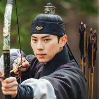 Lee Chae Min menyita atensi dengan pesonanya sebagai raja Joseon di drama Korea Bon Appetit, Your Majesty. Netizen kembali menyorot tinggi badannya yang mencapai 190,2 cm. Foto: dok. tvN Drama
