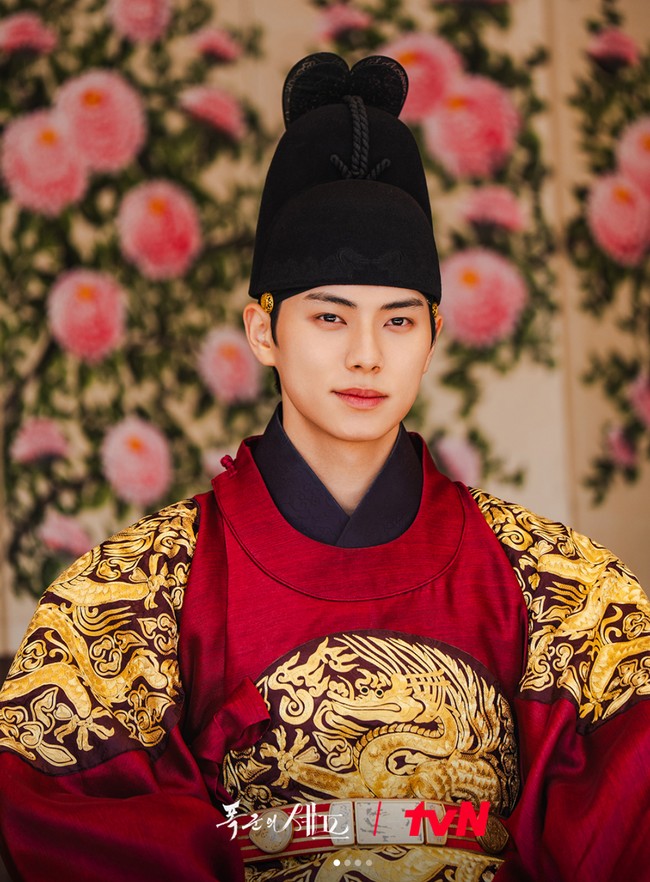 Postur tubuh yang atletis membuat Lee Chae Min semakin karismatik saat mengenakan jubah dan hanbok (baju tradisional Korea) di Bon Appetit, Your Majesty. Foto: dok. tvN Drama