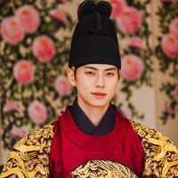 Postur tubuh yang atletis membuat Lee Chae Min semakin karismatik saat mengenakan jubah dan hanbok (baju tradisional Korea) di Bon Appetit, Your Majesty. Foto: dok. tvN Drama