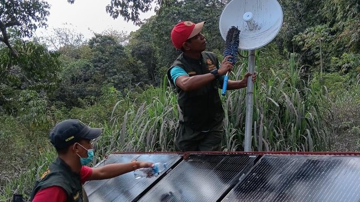 Pembersihan titlemeter dan stasiun Gunung Lewotobi Laki-laki di Flores Timur, NTT, beberapa waktu lalu. (Dok. PVMBG)