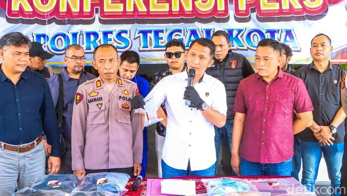 Jumpa pers kasus pembunuhan wanita muda di rumah kos di Mapolres Tegal, Kamis (28/8/2025).
