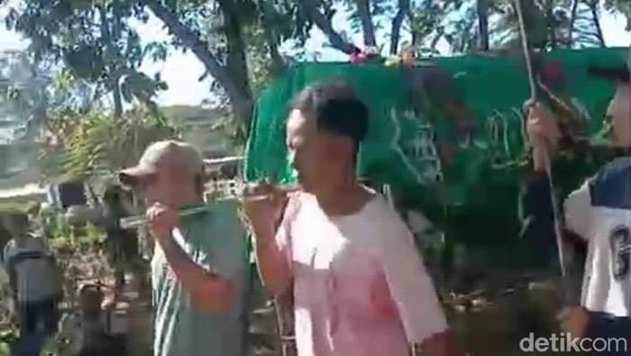 Korban pembunuhan teman kencan di kos Kota Tegal ketika dimakamkan di Desa Cipelem, Bulakamba, Brebes, Kamis (28/8/2025).