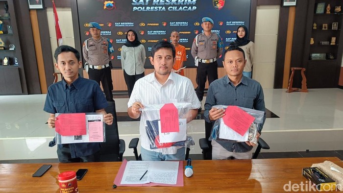 Kasat Reskrim Polresta Cilacap, Kompol Guntar Arif Setyoko (tengah) menunjukkan barang bukti kasus pemerkosaan pria terhadap anak kandungnya, Kamis (28/8/2025).