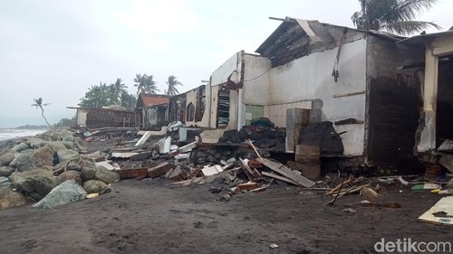 Penampakan rumah warga di Mataram yang rusak diterjang bajir rob