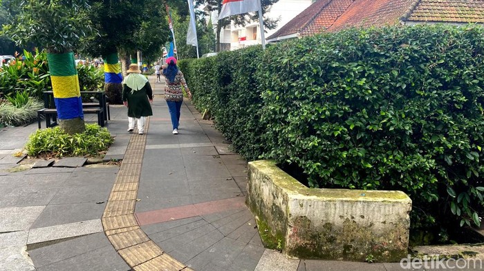 Penampakan trotoar di Jalan Ir H Djuanda atau Dago yang bau pesing dan mejanya rusak