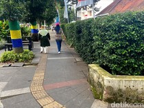 Bau Pesing di Trotoar Ir H Djuanda Dago Bikin Pejalan Kaki Tak Nyaman