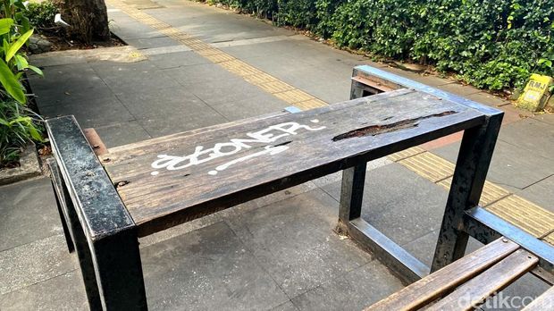 Penampakan trotoar di Jalan Ir H Djuanda atau Dago yang bau pesing dan mejanya rusak