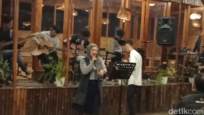 Penampilan musisi lokal di sebuah kafe di Tasikmalaya.