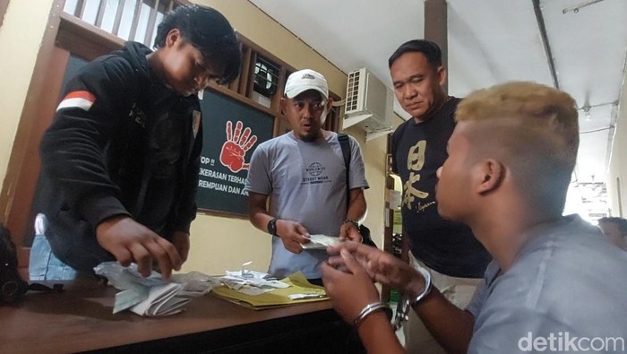 Wahyu, remaja Boyolali yang mencuri dump truk saat menjalani pemeriksaan di Polres Kendal, Kamis (28/8/2025).