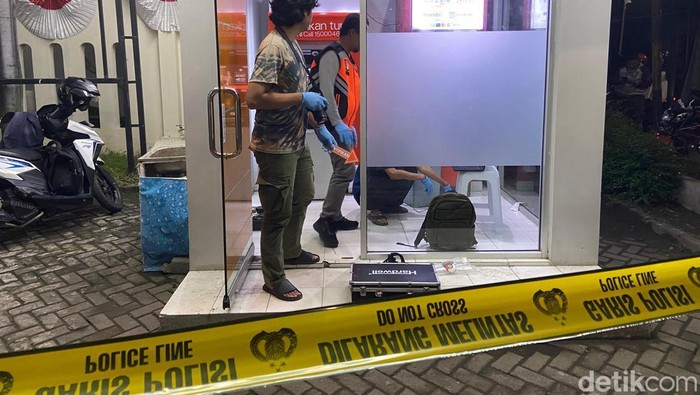 Petugas kepolisian melakukan olah TKP percobaan pencurian modus ganjal ATM di Giripeni, Wates, Kulon Progo, Kamis (28/8/2025)