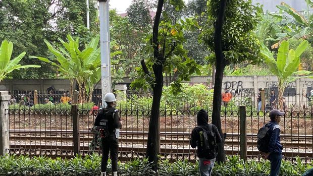 Pendemo terobos rel KA Pejompongan, Kamis (28/8/2025) sore ini, melempari polisi dengan batu hingga molotov.