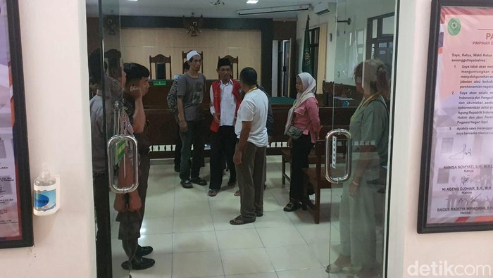 Terdakwa kasus penganiayaan terhadap tetangga karena membela diri usai menjalani sidang di Pengadilan Negeri Wonosari, Gunungkidul, Kamis (28/8/2025).