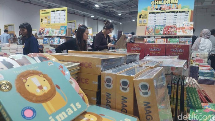 Pengunjung memburu buku bernagai judul di Big Bad Wolf Books