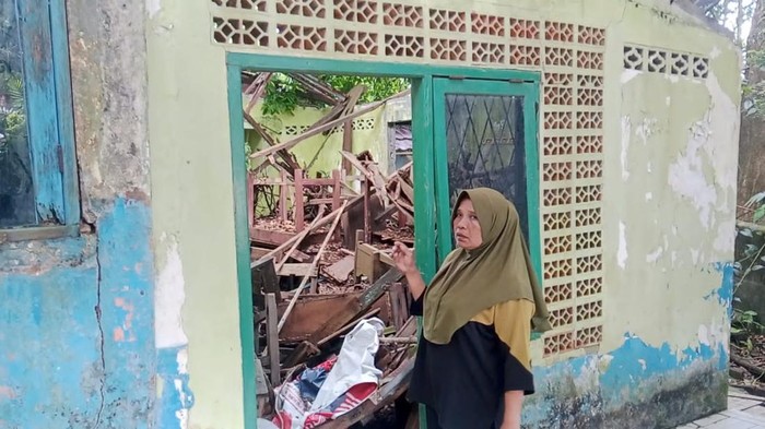 Penjaga sekolah menunjukan atap ruangan sekolah dasar (SD) Negeri 31 Palembang yang rusak sejak lima tahun